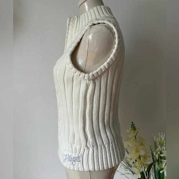 TOMMY HILFIGER Youth Sweater Vest in white. Size Large (12-14) - Picture 3 of 6